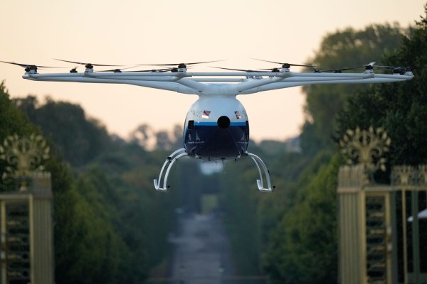 Eigentlich wollte Volocopter schon im Sommer zu den Olympischen Spielen Passagiere befördern. Nun hat das Unternehmen ganz andere Sorgen. (Archivbild) - © Mosa\\\'ab Elshamy/AP/dpa