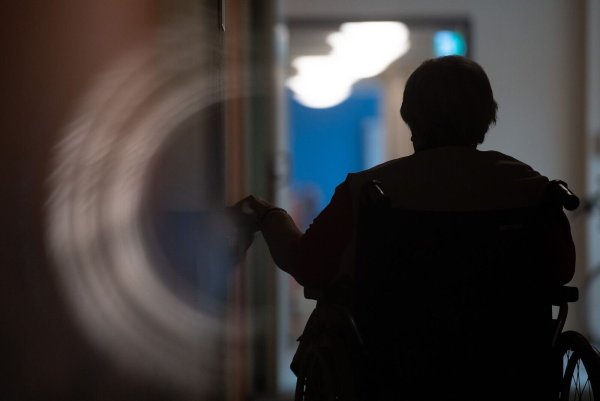 Personal und Pflege-Infrastruktur können mit dem wachsenden Bedarf nicht Schritt halten. (Symbolbild) - © Sebastian Gollnow/dpa