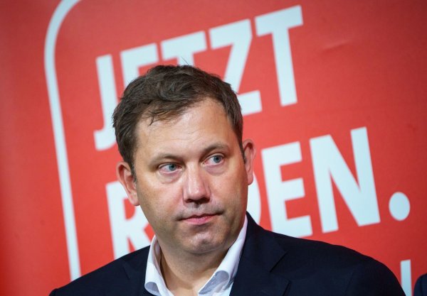 Musk wolle Deutschland ins Chaos stürzen, sagt SPD-Chef Lars Klingbeil. (Archivbild) - © Andreas Arnold/dpa