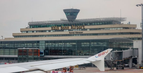 Zufluchtsort für schreckhafte Tiere: Flughäfen wie der Airport in Köln sind an Silvester böllerfrei. (Archivbild) - © Jan Woitas/dpa