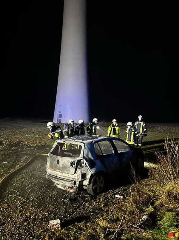 Das Auto brannte auf einem Feld im Landkreis Höxter komplett aus. - © -/Kreispolizeibehörde Höxter/dpa