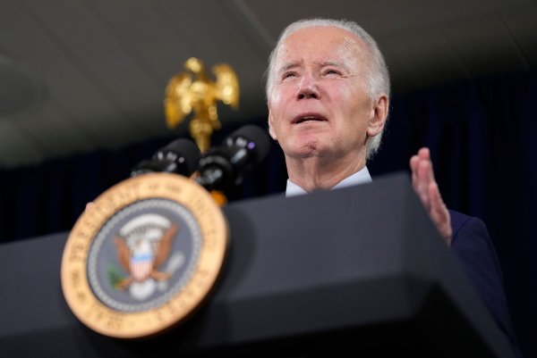 Kurz vor seinem Amtsabtritt hat Joe Biden weitere Milliarden-Hilfen für die Verteidigung der Ukraine im Krieg gegen Russland angekündigt. - © Susan Walsh/AP/dpa