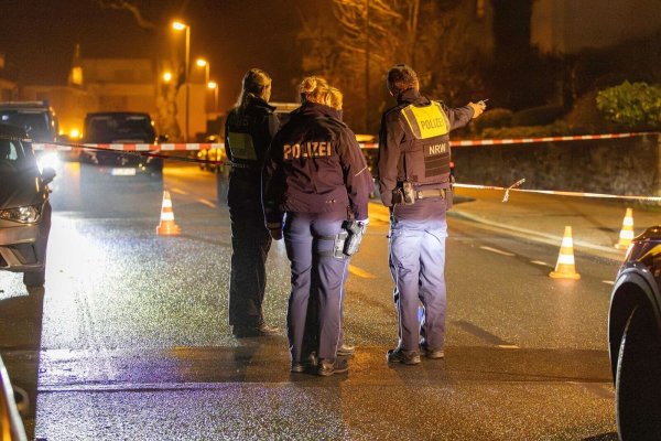 Polizisten stehen am Tatort, wo zuvor ein 40-Jähriger mit einer Schusswaffe angeschossen und lebensgefährlich verletzt worden war. Eine Mordkommission ermittelt. - © Justin Brosch/dpa
