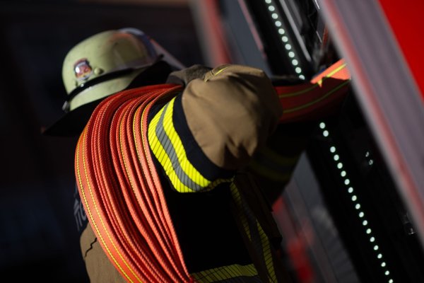 Nach einem Brand sollten Anwohner Fenster und Türen geschlossen halten. (Symbolbild) - © Marijan Murat/dpa