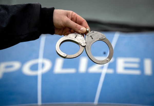 Die Polizei nahm den Mann am Flughafen fest. (Symbolbild) - © Soeren Stache/dpa