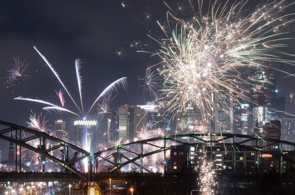 Sturm und Regen an der Küste, trocken im Süden lautet die Vorhersage des DWD für den Silvesterabend (Symbolbild). - © Boris Roessler/dpa