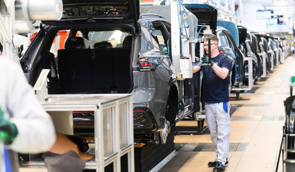 Autoproduktion in Wolfsburg: Wegen hoher Nachfrage nach den hier gebauten Verbrenner setzt VW nun Sonderschichten an. (Archivfoto) - © Julian Stratenschulte/dpa