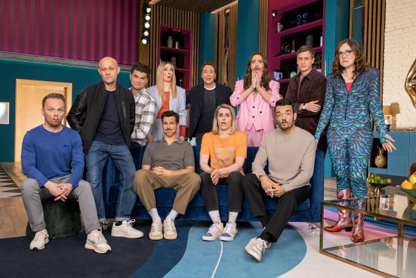Ernste Mienen beim Cast der neuen «LOL»-Staffel. - © ---/Agentur filmcontact/Prime Video/dpa
