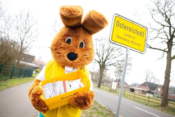«Hanni Hase» beantwortete Briefe von Kindern aus 35 Ländern. (Archivbild) - © Sina Schuldt/dpa