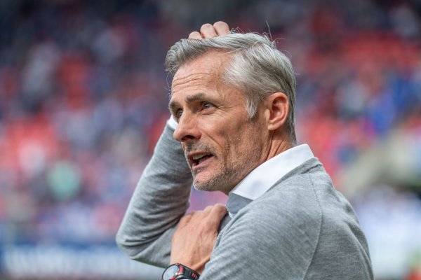 Rätselt manchmal über die Schalker Leistungsschwankungen: Trainer Kees van Wonderen - © Armin Weigel/dpa