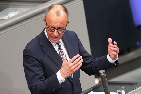 Merz plant ein rasches Arbeitsprogramm und eine verkürzte Sommerpause nach der Kanzlerwahl. (Archivbild) - © Michael Kappeler/dpa