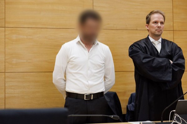 Der Angeklagte (links) steht neben seinem Verteidiger Tobias Diedrich. Der Anwalt hat Revision gegen das Urteil eingelegt. (Archivbild) - © Friso Gentsch/dpa