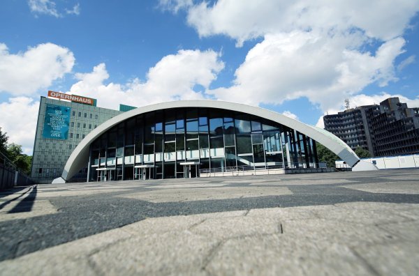 Das Opernhaus in Dortmund wollte an Karfreitag eine Wagner-Oper aufführen. Nach rechtlichen Bedenken der Bezirksregierung Arnsberg wurde der Plan verworfen. (Archivbild) - © Ina Fassbender/dpa