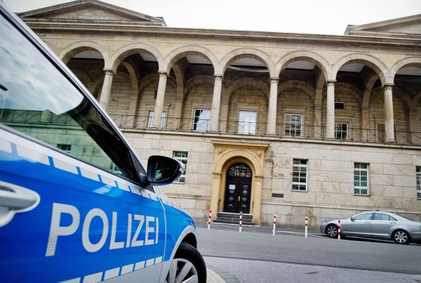 Das Landgericht Wuppertal hat eine Klage auf Schmerzensgeld und Schadenersatz nach einem SEK-Einsatz abgewiesen. - © Jan-Philipp Strobel/dpa