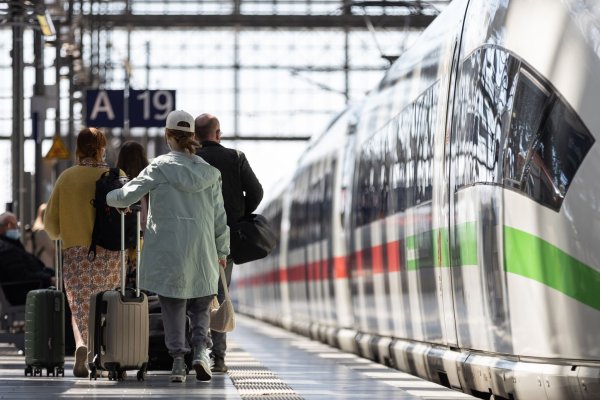 Über Ostern ist es stets voll auf den Bahnhöfen und in den Fernzügen der Deutschen Bahn. (Archivbild) - © Hannes Albert/dpa