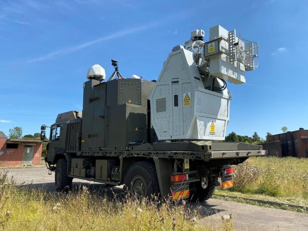Das System nutzt nach britischen Angaben Funkwellen, um wichtige elektronische Komponenten in Drohnen zu stören oder zu beschädigen. - © Ministry Of Defence/PA Media/dpa