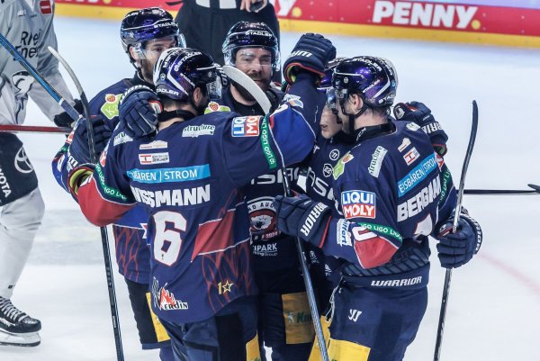 Die Eisbären Berlin jubeln nach dem Tor zum 2:1 im ersten DEL-Finale gegen die Kölner Haie. - © Andreas Gora/dpa