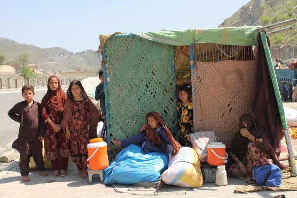 Afghanische Flüchtlinge sitzen mit ihren Habseligkeiten am Grenzübergang Torkham. (Archivbild) - © Nabila Lalee/dpa
