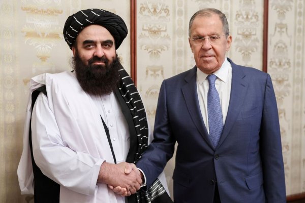 Russlands Außenminister Sergej Lawrow hatte schon vor Ende des Verbots der Taliban Kontakt mit seinem afghanischen Kollegen Amir Khan Muttaqi. (Archivbild) - © ---/Russian Foreign Ministry Press Service via AP/dpa