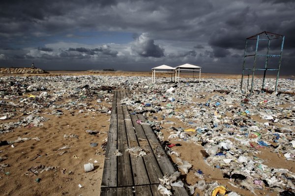 Plastikmüll liegt an einem Mittelmeer-Strand nahe Beirut - © Marwan Naamani/dpa