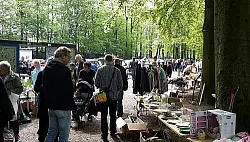 Beim Volksflohmarkt im G&uuml;tersloher Heidewaldstadion k&ouml;nnen Besucher unter freiem Himmel flanieren und einkaufen. - &copy; Andreas Dr&uuml;cker