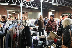 Der M&auml;delsflohmarkt Weiberkram ist immer gut besucht. - &copy; Julia Lichtnecker