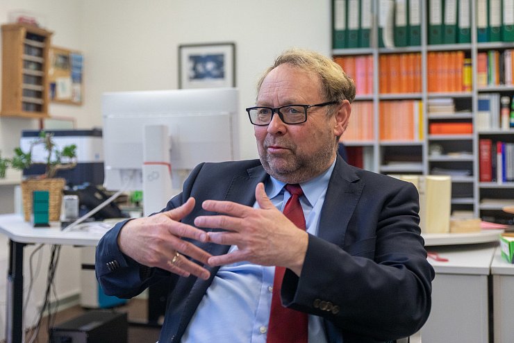 Oberstaatsanwalt Ralf Vetter beim Interview im Mai. - © Jannik Stodiek