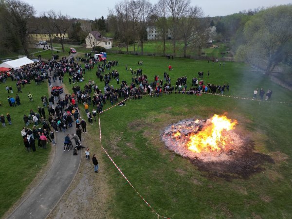 Das Wetter dürfte bei Osterfeuern mitspielen. - © Matthias Bein/dpa