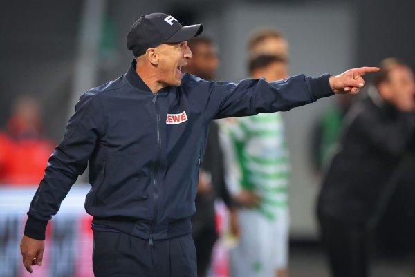 Kölns Coach Struber gibt gegen Münster die Richtung vor. Es zählt nur ein Sieg. - © Daniel Karmann/dpa