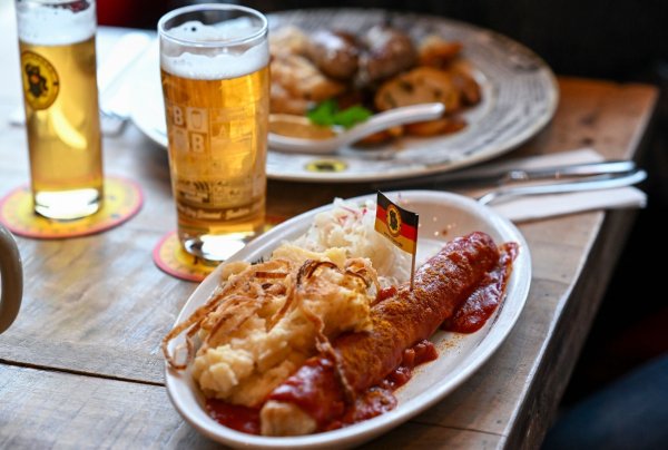 Wird die Currywurst günstiger, wenn die Mehrwertsteuer für Speisen in der Gastronomie sinkt? (Symbolbild) - © Jens Kalaene/dpa
