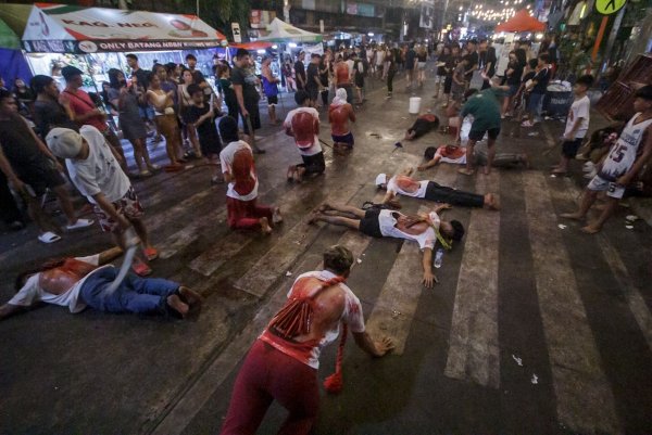 Einwohner von Bangkulasi schlagen sich mit Bambuspeitschen auf den Rücken, um Buße zu tun, sagen sie. - © Zedrich Xylak Madrid/ZUMA Press Wire/dpa