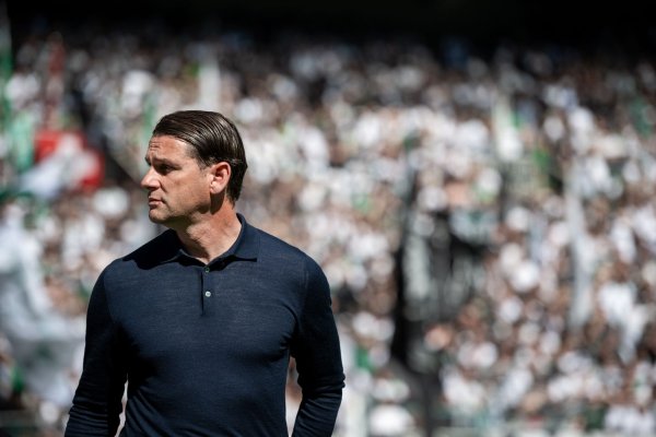 Mönchengladbachs Trainer Gerardo Seoane bangt vor der Partie in Dortmund noch um einige Spieler. - © Fabian Strauch/dpa