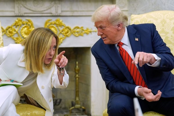 Trump und Meloni scherzten bei einem Treffen miteinander. - © Alex Brandon/AP/dpa