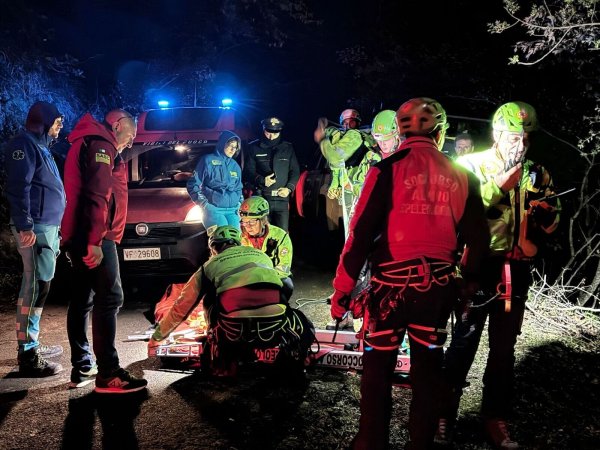 Rettungskräfte arbeiten an der Absturzstelle. - © Alessandro Garofalo/undefined/LaPresse/AP/dpa