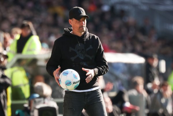 Trainer Alexander Blessin und der FC St. Pauli erwarten Bayer Leverkusen. - © Christian Charisius/dpa