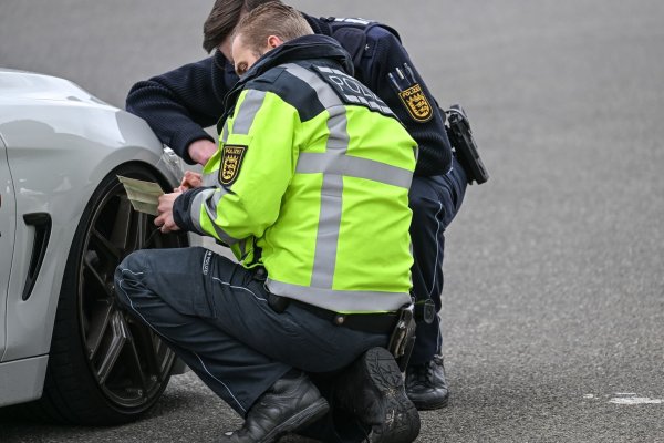 In mehreren Bundesländern will die Polizei am Karfreitag wieder verstärkt auf Straßen kontrollieren. (Archivbild) - © Felix Kästle/dpa
