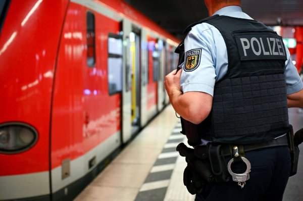 Die Zahl der Übergriffe auf Bahn-Mitarbeiter ist 2024 gestiegen. (Archivbild) - © Sven Hoppe/dpa