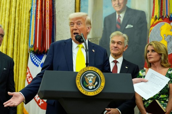 «Wenn nun aus irgendeinem Grund eine der beiden Parteien es sehr schwierig macht, werden wir einfach sagen: Ihr seid dumm», sagt Trump über den Stand der Vermittlungen im Ukraine-Krieg. - © Alex Brandon/AP/dpa