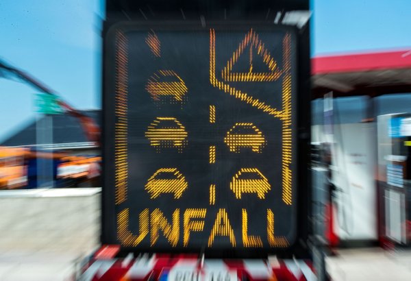 Die Autobahn musste nach dem Unfall mehrere Stunden voll gesperrt werden. (Symbolbild) - © Jens Büttner/dpa