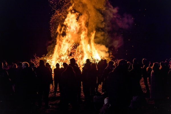 Ein Osterfeuer erhellt die Nacht. (Archivbild) - © Frank Hammerschmidt/dpa