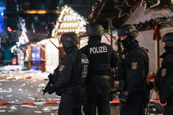 Kurz vor Weihnachten war ein 50-Jähriger aus Saudi-Arabien mit einem Auto über den Magdeburger Weihnachtsmarkt gerast. (Archivbild) - © Heiko Rebsch/dpa