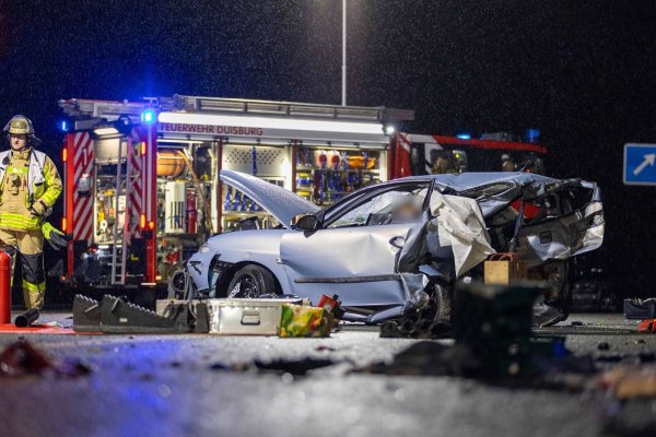 Zwei Menschen starben bei dem Unfall auf der A59. - © WTVnews_Duisburg/dpa