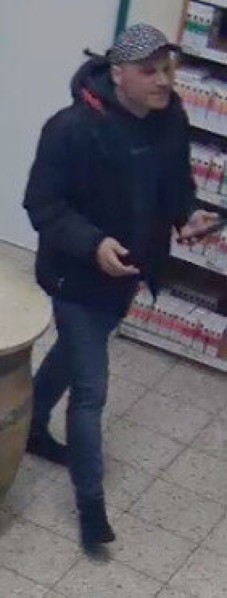 Die Polizei sucht nach diesem Mann im Zusammenhang eines Ladendiebstahls. - © Polizei Lippe