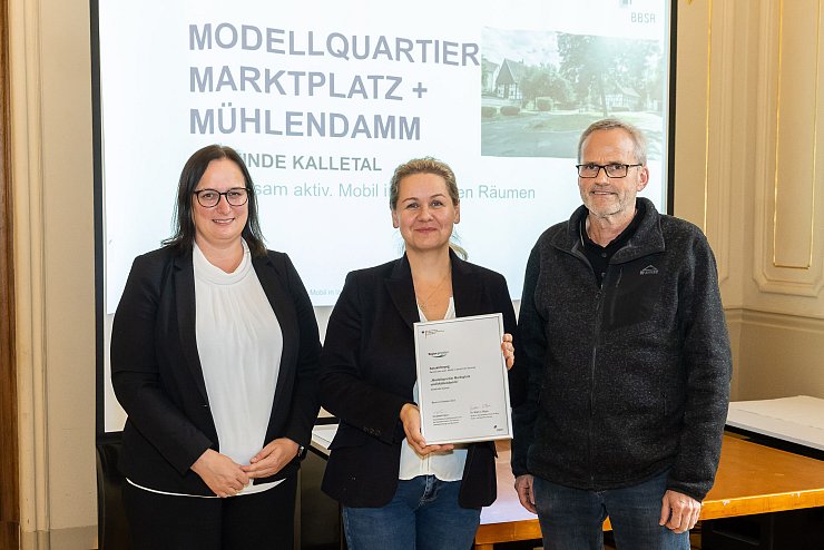 Fachbereichsleiterin Ewa Hermann (Mitte) und Projektleiter Stefan Pohl freuen sich mit Melanie Schade vom Bundesinstitut für Bau-, Stadt- und Raumforschung (BBSR) im Bundesamt für Bauwesen und Raumordnung (BBR) in Bonn über den gemeinsamen Erfolg. - © / bundesfoto