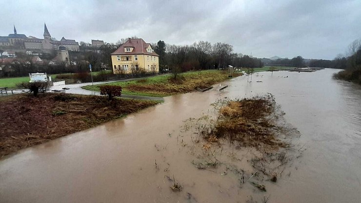 Auch die Diemel in Warburg schwillt immer weiter an. - © Simone Flörke