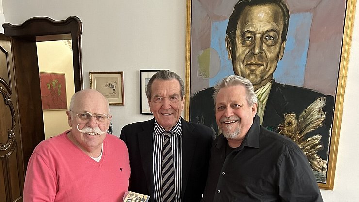 Lipper trifft Lipper: Zu einem Spontanbesuch bei Altkanzler Gerhard Schröder entschied sich Reinhold Mennecke (links) während eines Termins in Hannover. Und Schröder, gebürtiger Lipper, empfing Mennecke und Karl Heinz Bilz, Präsident des Deutschen Erfinder Vereins. - © Reinhold Mennecke