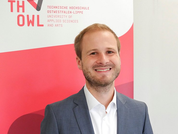 Professor Dr. Benedikt Latos freut sich, einen aktiven Beitrag zur wirtschaftlichen Stärke der Region OWL zu leisten. - © TH OWL