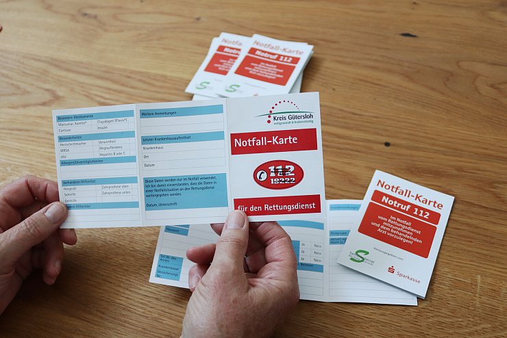 Die Notfallkarten können kostenlos beim Kreis Gütersloh abgeholt werden. - © Celina Allard