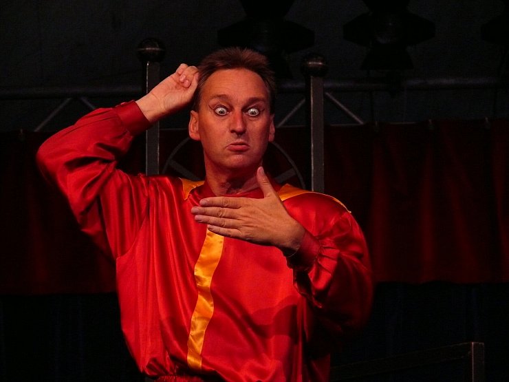 Shakespeare steht gleich zweimal auf dem Programm. Der mehrfach ausgezeichnete Verwandlungskünstler Bernd Lafrenz spielt “Hamlet”. - © Achim Käflein