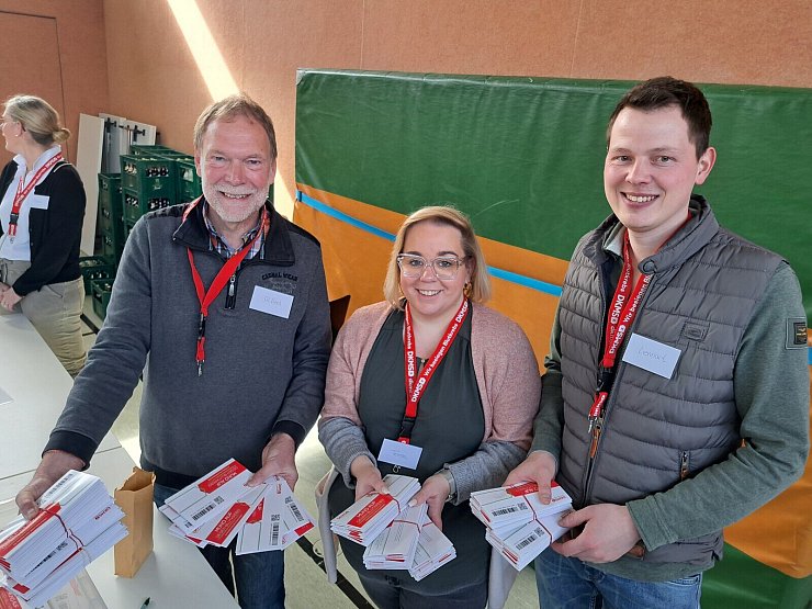 Alfred Gemmeke (von links), Teresa Schlüter und Lennart Mönikes freuen sich über 100 neue Proben in den ersten 30 Minuten. - © Madita Schellenberg